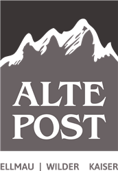 Ein Logo mit dem Schriftzug "ALTE POST" und stilisierten Bergspitzen im Hintergrund. Die Farben sind in Schwarz, Weiß und Grautönen gehalten.