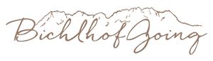 Ein elegantes Logo mit den Worten "Bichlhof Going" und einer stilisierten Berglandschaft im Hintergrund. Die Schrift ist in einer sanften, geschwungenen Schriftart gehalten.