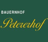 Ein Logo des Bauernhofs Petererhof. Das Design ist einfach und prägnant, mit einem grünen Hintergrund und gelber Schrift.
