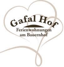 Das Logo von Gafal Hof präsentiert Ferienwohnungen auf einem Bauernhof. Es zeigt eine herzliche und einladende Atmosphäre.
