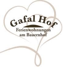 Ein Logo von Gafal Hof mit dem Slogan „Ferienwohnungen am Bauernhof“. Es vermittelt ein Gefühl von ländlicher Gemütlichkeit und Entspannung.