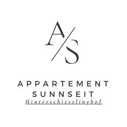 Ein elegantes Logo für das Appartement Sunnseit im Hinterschiesslinghof. Es kombiniert moderne Schriftarten und einfache Design-Elemente.