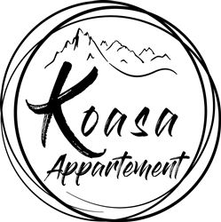 Ein minimalistisches Logo für "Koasa Appartement" mit stilisierten Bergen im Hintergrund. Die Schrift ist modern und elegant gestaltet.