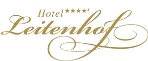 Ein elegantes Logo des Hotels Leitenhof mit vier Sternen. Die Schriftart ist geschwungen und verleiht der Marke einen gehobenen Eindruck.