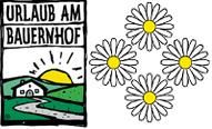 Ein Logo für „Urlaub am Bauernhof“ mit einer einfachen Zeichnung eines Hauses und einer grünen Landschaft. Daneben sind vier stilisierte Blumen abgebildet.
