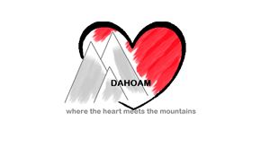 Ein Herz mit stilisierten Bergen in Grau und Rot. Darunter steht „DAHOAM – where the heart meets the mountains“.