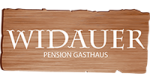 Ein Holzschild mit der Aufschrift "WIDAUER PENSION GASTHAUS". Es vermittelt eine einladende und gemütliche Atmosphäre.