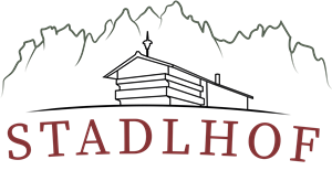 Ein stilisiertes Haus vor einer Bergkulisse. Darunter befindet sich der Schriftzug "STADLHOF".