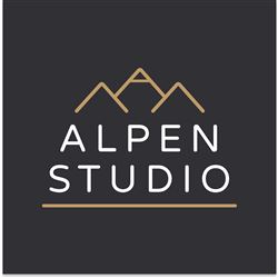 Ein einfaches und modernes Logo für "Alpen Studio" mit stilisierten Bergen. Die Farben sind schwarz, gold und weiß.