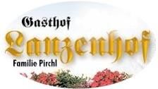 Ein einladendes Logo des Gasthofs Lanzenhof. Die goldene Schrift und die blühenden Blumen verleihen dem Bild eine freundliche Atmosphäre.