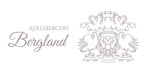 Ein elegantes Logo mit dem Schriftzug „Adelsbergers Bergland“ sowie einem detaillierten Wappen. Die Gestaltung ist schlicht und hat einen klassischen Charakter.