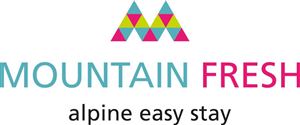 Das Logo von "Mountain Fresh" zeigt ein modernes Design mit bunten, geometrischen Formen. Der Slogan "alpine easy stay" deutet auf entspannende Aufenthalte in den Alpen hin.