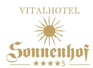 Ein stilvolles Logo des Vitalhotels Sonnenhof. Es zeigt eine Sonne und Sterne, die die Qualität des Hotels symbolisieren.