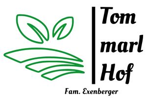 Ein Logo mit dem Namen "Tommarl Hof" und einem stilisierten Blatt-Design. Es steht für die Familie Exenberger und vermittelt einen natürlichen, landwirtschaftlichen Eindruck.