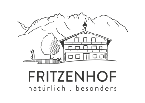 Ein einfaches, skizzierte Gebäude in einer Berglandschaft. Darunter steht der Name "Fritznhof" mit dem Motto "natürlich . besonders".