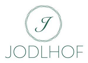 Ein einfaches, elegantes Logo mit dem Schriftzug "Jodlhof". Die Farben sind in einem sanften Grünton gehalten.
