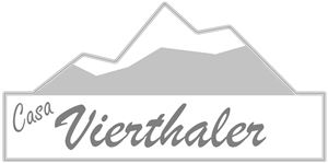 Ein einfaches Logo mit dem Schriftzug "Casa Vierthaler" und bergartigen Linien im Hintergrund. Die Farben sind in Grautönen gehalten.