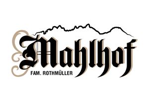 Ein elegantes Logo mit dem Schriftzug "Mahlhof" und dem Familiennamen "Rothmüller". Im Hintergrund sind stilisierte Bergsilhouetten zu sehen.