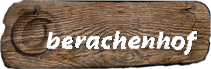 Ein rustikales Schild aus Holz mit der Aufschrift "berachenhof". Das Schild vermittelt eine ländliche Atmosphäre.
