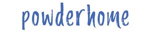 Ein stilvolles Logo mit dem Schriftzug „powderhome“ in blauer, handschriftlicher Schriftart. Es vermittelt ein Gefühl von Kreativität und Modernität.