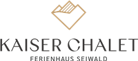 Ein elegantes Logo für das Kaiser Chalet Ferienhaus Seiwald. Es zeigt eine stilisierte Berglandschaft in goldenen und schwarzen Farben.