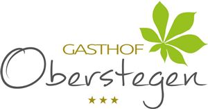 Ein stilvolles Logo des Gasthofes Oberstegen. Es zeigt den Namen in eleganter Schrift mit einem grünen Blatt.