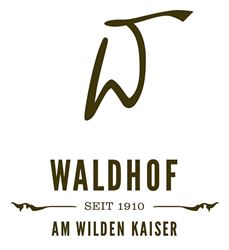 Das Logo von Waldhof zeigt ein stilisiertes "W" in brauner Farbe. Darunter steht der Schriftzug "seit 1910 am Wilden Kaiser".