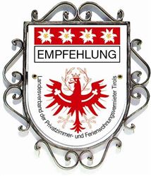 Ein Wappen mit rotem Adler und Sternen auf weißem Hintergrund. Darunter steht "EMPFEHLUNG" und der Text bezieht sich auf den Landesverband der Privatzimmer- und Ferienwohnungsvermieter Tirols.