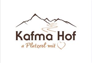 Ein Logo mit dem Namen "Kafma Hof", umgeben von stilisierten Bergen und einem Weg. Es vermittelt eine gemütliche und einladende Atmosphäre.
