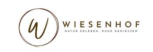 Das Logo von Wiesenhof zeigt den Buchstaben "W" in einem stilisierten Design. Der Slogan lautet: "Natur erleben, Ruhe genießen."