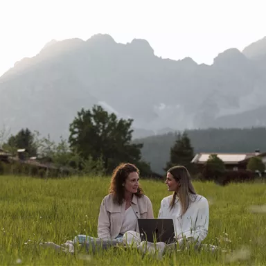 Inspired to work with a view of the mountains, recharge in nature: Surrounded by clear mountain air, wide horizons, and relaxing moments, space is created for new ideas and genuine relaxation.