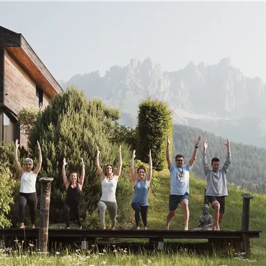 Working with foresight, regenerating in nature: The view of the Kaiser Mountains inspires, the clear mountain air revitalizes – and between peak tours and sauna, the mind finds just the breaks that good ideas need.