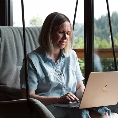 Working with a view, regenerating in nature: The view of the Kaisergebirge inspires, the clear mountain air invigorates – and between summit tours and sauna, the mind finds exactly the breaks that good ideas need.
