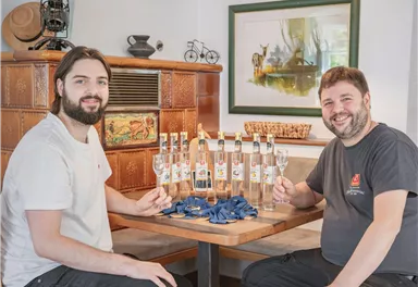 Ein schöner Laden mit Regalen voller Vorräte. Der Raum hat eine warme Atmosphäre mit Holzelementen und sanftem Licht.