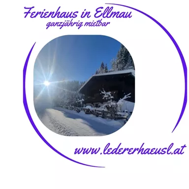 Ein gemütliches Ferienhaus in Ellmau, umgeben von schneebedeckten Bergen. Helle Sonne strahlt über die Landschaft und lädt zum Entspannen ein.