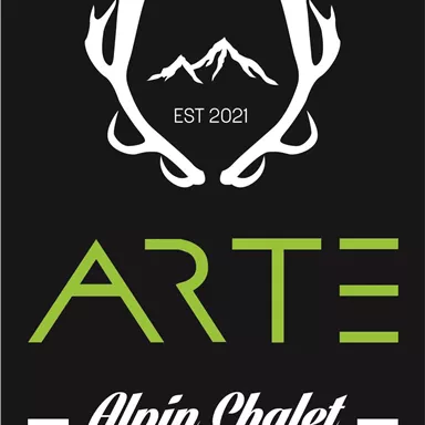 Ein modernes Logo für ein Alpin Chalet, das den Namen "ARTE" in leuchtendem Grün zeigt. Darüber sind stilisierte Geweihhörner und Berge abgebildet.