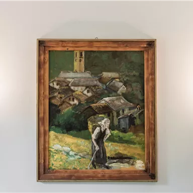 Ein Gemälde einer Frau, die durch eine Landschaft mit einem Dorf im Hintergrund geht. Das Bild ist von eleganten Wandleuchtern umgeben.