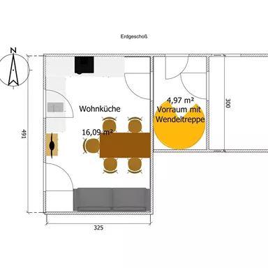 Ein Grundriss eines Wohnraums mit einer Wohnküche und einem Essbereich. Der Vorraum mit Wendeltreppe ist in Gelb hervorgehoben.