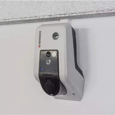 Ein moderner Zugangskontrollscanner an einer Wand. Das Gerät hat ein digitales Display und verschiedene Steuerungselemente.