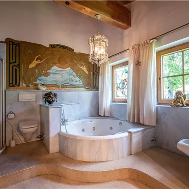 An elegant bathroom with a bathtub and a separate shower. Large windows let in plenty of light and create a relaxed atmosphere.