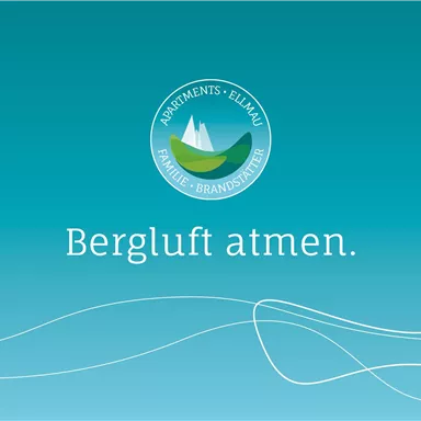 Ein ruhiger Hintergrund in sanften Blautönen mit dem Schriftzug „Bergluft atmen“. Das Logo von "Apartments Ellmau" ergänzt das Design.