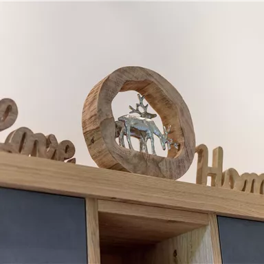 Eine dekorative Holzschnitzerei mit den Wörtern "Love" und "Home". In der Mitte ist ein runder Holzrahmen mit einem stilisierten Tiermotiv.