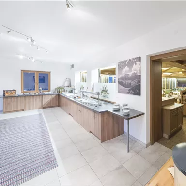 Ein modernes Innenraumdesign mit Holz- und Steinoberflächen. Der Raum ist hell und einladend, ideal für eine Ausstellung oder Präsentation.