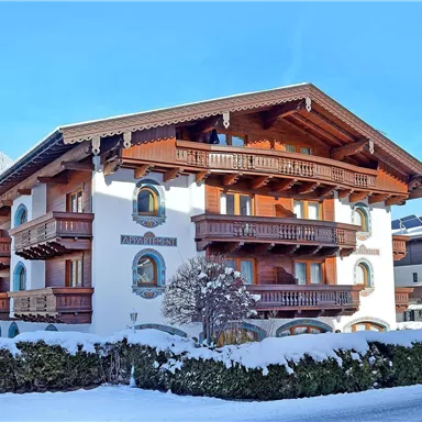 Ein schönes Chalet im Winter mit Schnee bedeckt. Die Architektur ist traditionell und einladend.