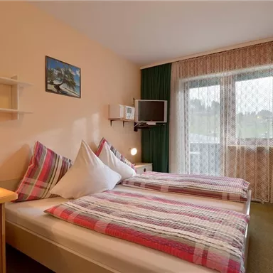 Zimmer Nr. 2 mit Balkon, Duschraum u. WC getrennt im Zimmer