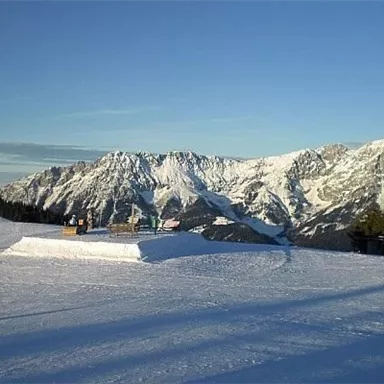 Ein schöner, schneebedeckter Berg mit klar blauem Himmel. Die Landschaft bietet eine ruhige und idyllische Winteratmosphäre.