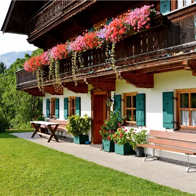 Ein traditionelles Holzhaus mit einem Blumenkasten voller Blumen. Der schöne Garten und die umliegenden Berge schaffen eine idyllische Atmosphäre.