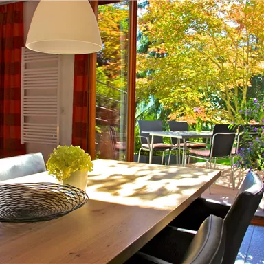 Frühstück drinnen oder auf der Terrasse, je nach Witterung