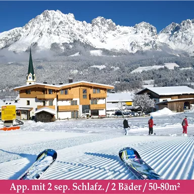 Ein malerisches Winterdorf mit schneebedeckten Bergen. Skifahrer genießen die sonnige Landschaft vor den traditionellen Gebäuden.