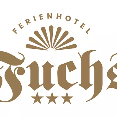Ein elegantes Logo des Ferienhotels Fuchs. Es zeigt den Hotelnamen in geschwungener Schrift und drei Sterne.